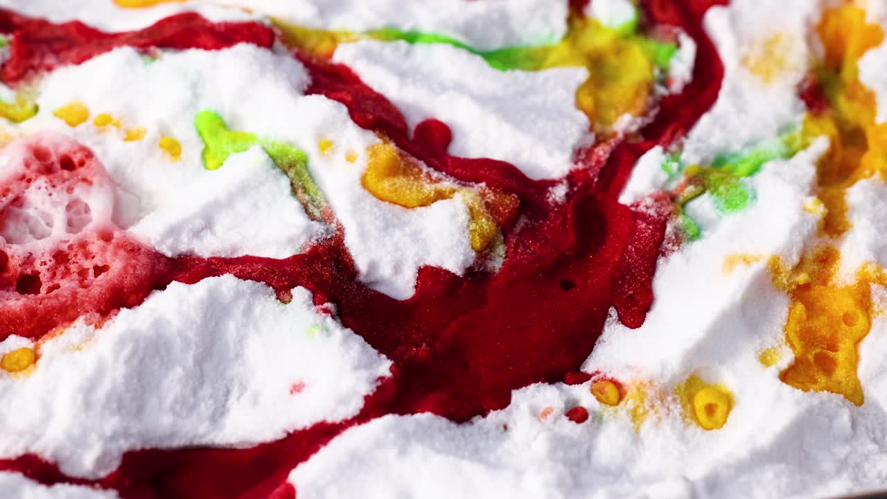 베이킹 소다와 식초와 함께 활발한 화학 반응