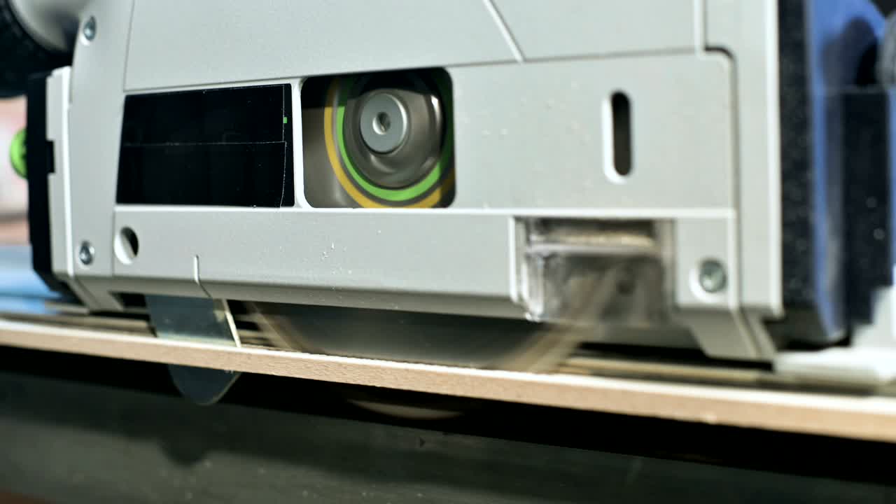 집 작업실 에서 수동 원형 도자기 를 사용 하는 목수 의 손 의 클로즈업