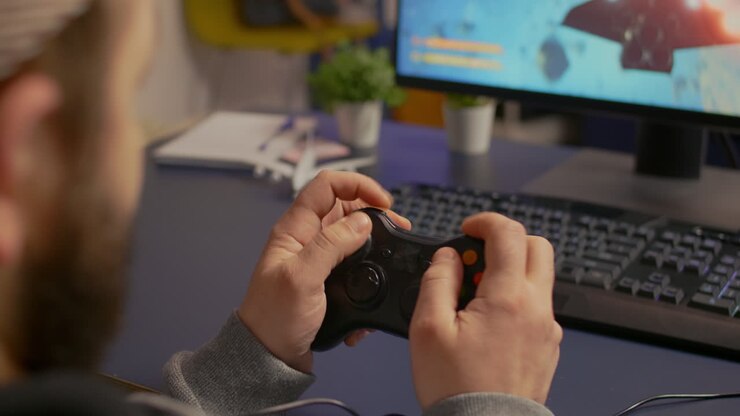 Primo piano di un giocatore che partecipa a una competizione online in prima persona