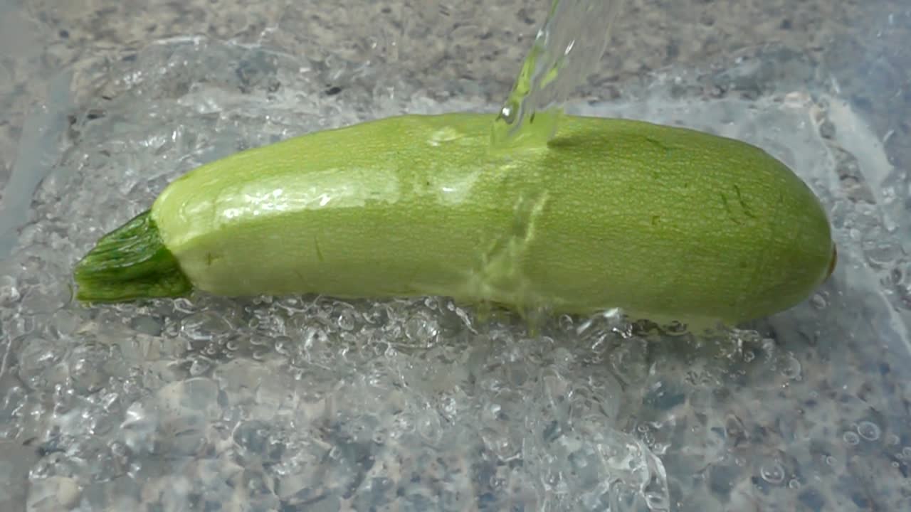 Lavaggio di zucchine. Movimento rallentato
