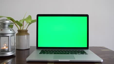 Ein-Laptop-Mit-Grünem-Bildschirm,-Der-Entfernt-Werden-Kann,-Um-Inhalte-Gemäß-Den-Anforderungen-Zu-Platzieren