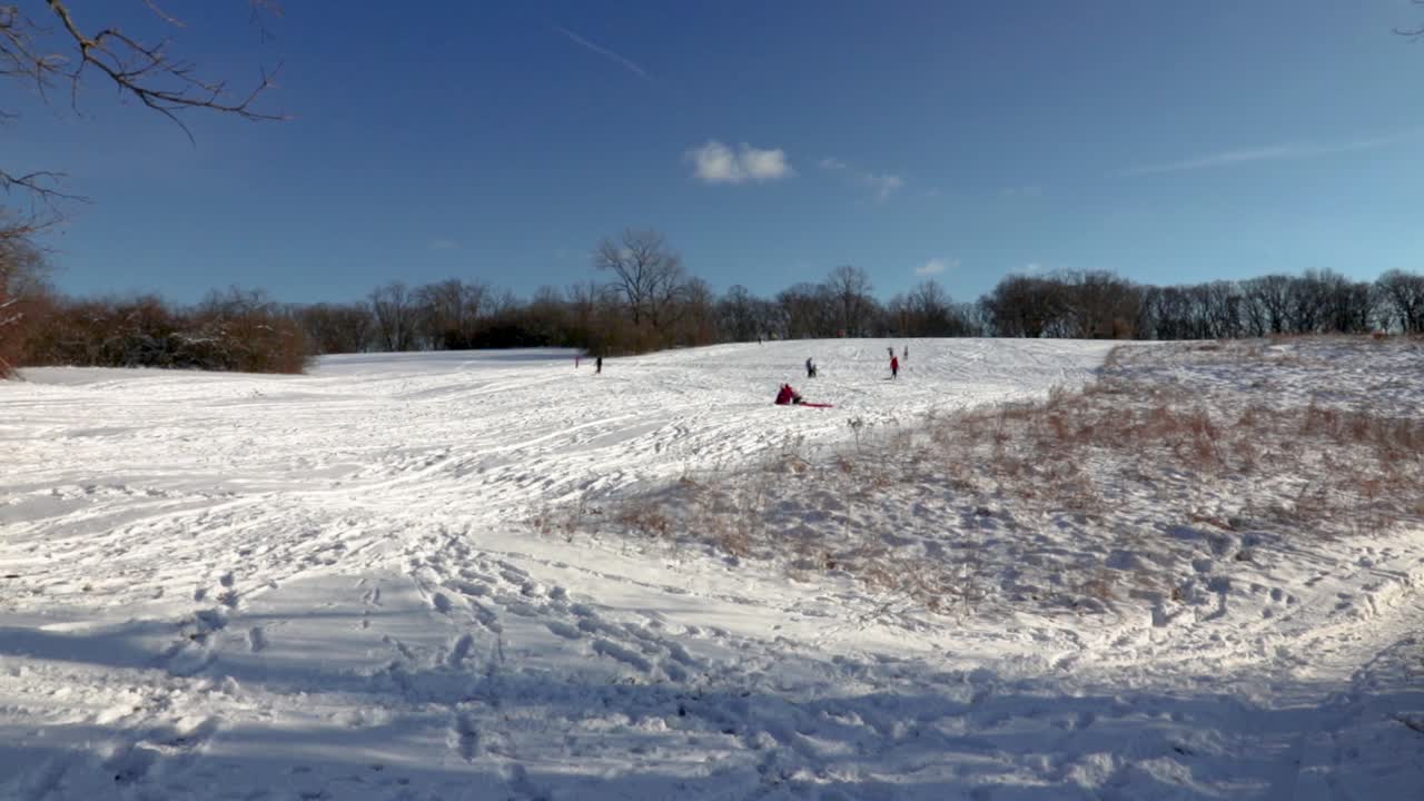 una amplia toma de personas disfrutando del hermoso clima invernal
