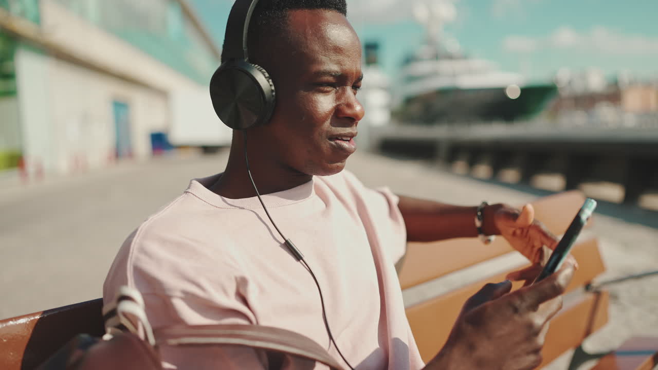 Uomo che ascolta la musica sul suo smartphone
