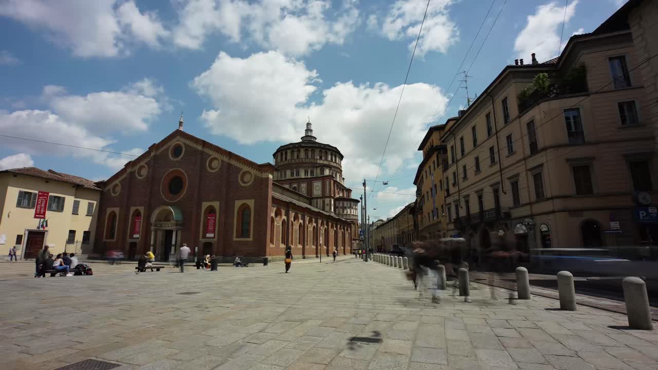 Milano Santa Maria delle Grazie binasının kabarık bulutlarla hareketli zaman atlamalı çekimi