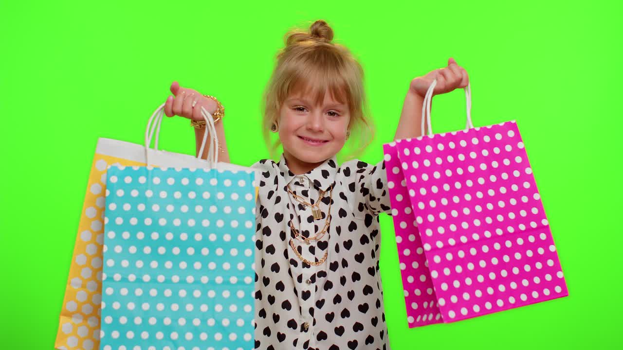 niña mostrando bolsas de compras, descuentos publicitarios, precios bajos, compras en los días festivos del viernes negro