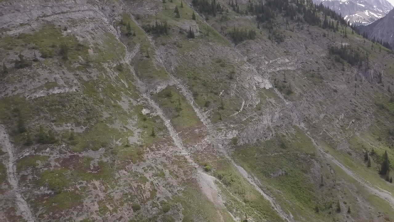 retiros aéreos desde la empinada ladera de la montaña rocosa con sombras en movimiento