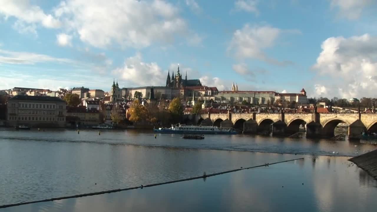 Prahan maisemaa hallitsevat Vltava-joki ja Kaarlensilta. Praha, Tšekin tasavalta.