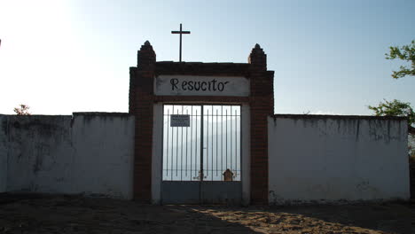 entrada al antiguo cementerio junto al acantilado en guane colombia