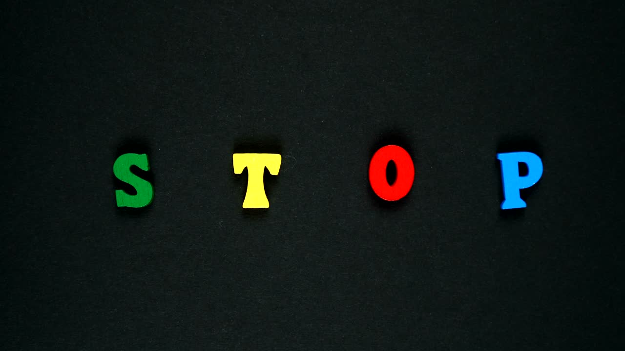 나무로 만든 다채로운 글자로 구성된 단어 스. 다채로운 단어 루프. 스 모션 애니메이션