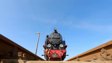 tren de vía estrecha de vapor pasando por encima de la cámara