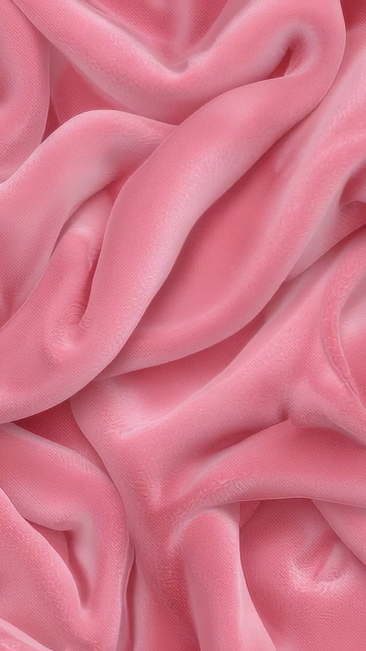 Video verticale: tessuto di raso rosa cangiante con pieghe increspate in 5 fotogrammi in studio che mostrano la lucentezza