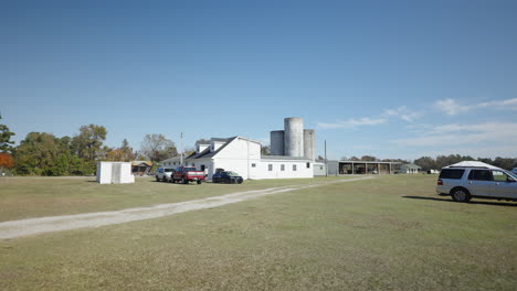 tierras de cultivo con viejos silos en el fondo