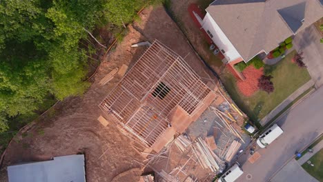 Drone-Decidiendo-Y-Girando-Sobre-Una-Nueva-Casa-En-Construcción