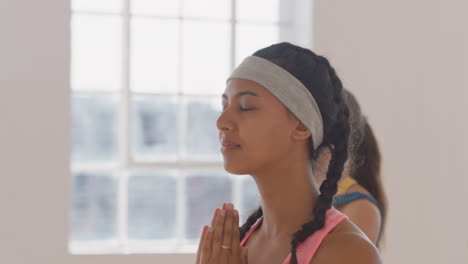 Retrato-Hermosa-Joven-Mujer-De-Raza-Mixta-Haciendo-Ejercicio-En-Clase-De-Yoga-Practicando-Pose-De-Oración-Disfrutando-Del-Entrenamiento-Físico-En-Grupo