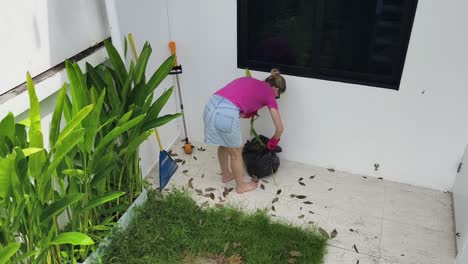 mujer jardinería y limpieza del patio