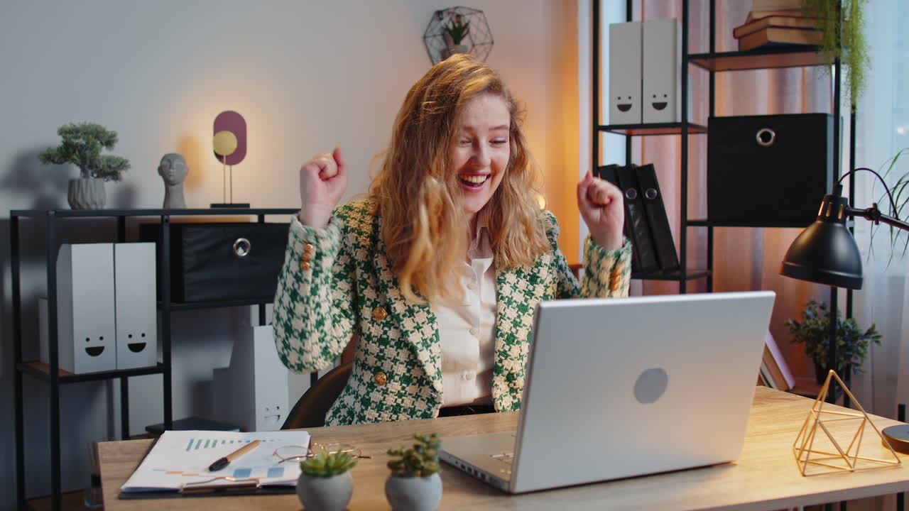 노트북에서 일하는 사업가 여성 승리, 게임 우승 복권 목표 달성, 좋은 경력 소식