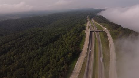 Interestatal-75-En-Carretera-De-Montaña-Rara-Con-Vehículos-Que-Viajan-Por-Un-Denso-Valle-Forestal-Durante-La-Mañana-Brumosa-En-Newcomb,-Tennessee,-EE.UU.