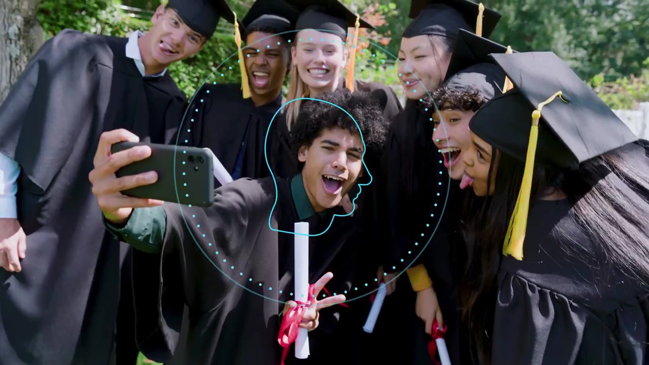 Laureati che si passano il telefono, si sporgono e posano per un selfie di laurea, con un'icona HUD di un cervello che mostra diplomi.