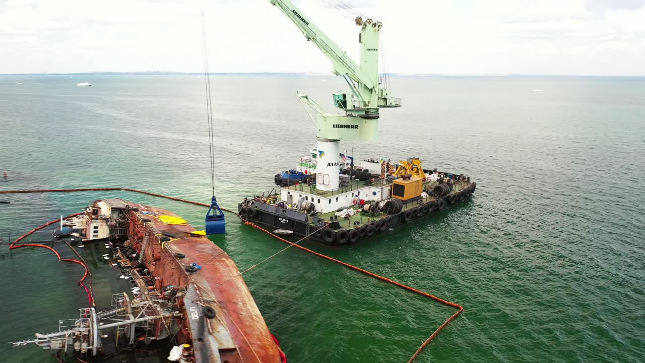 operación de rescate de un petrolero dañado