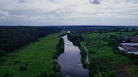 un río grande y hermoso