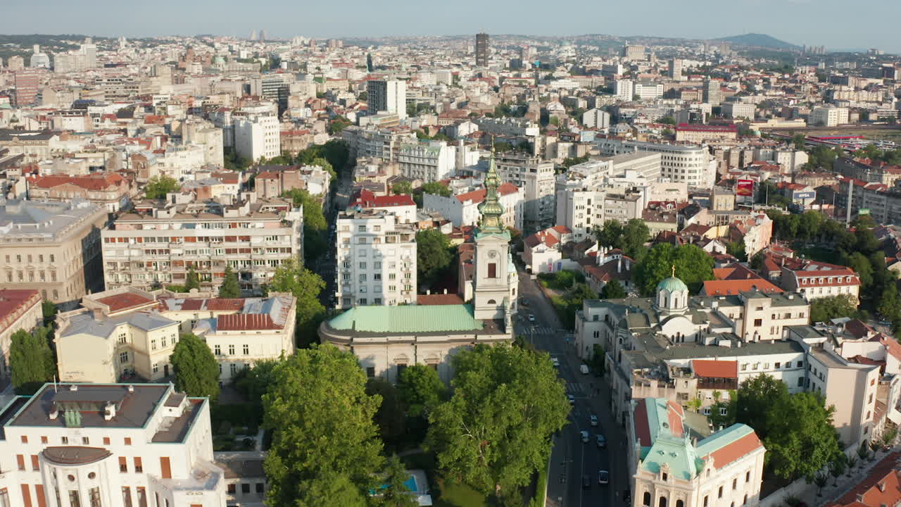 vista superior de drones de la capilla ortodoxa principal de la ciudad vieja de belgrado