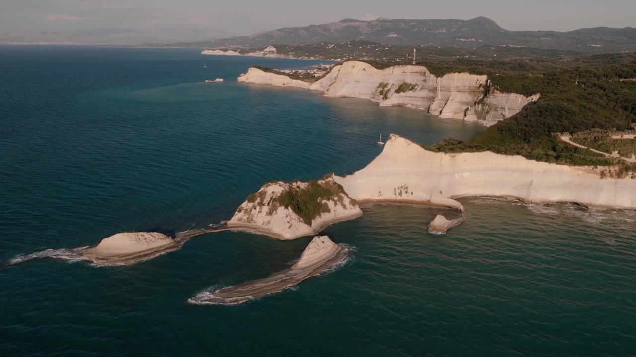 Ampia vista aerea della costa di Capo Drastis, Corfù, Grecia.