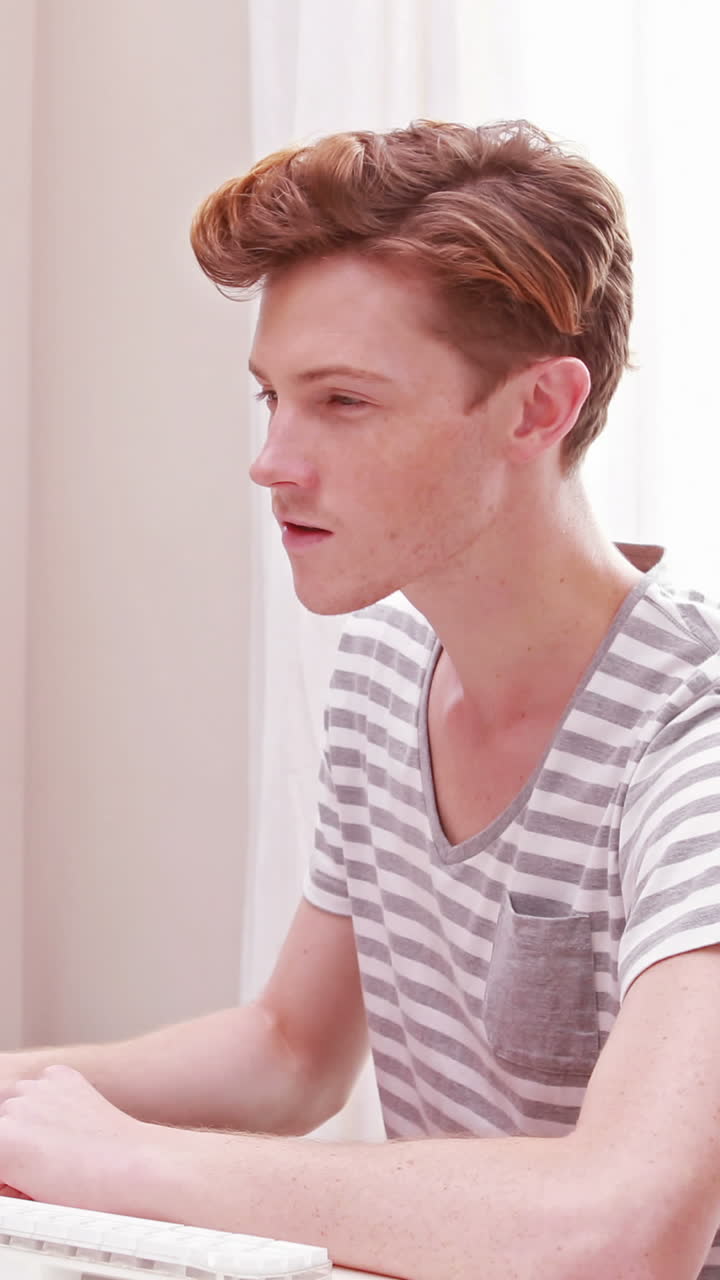 신문에 글을 쓰는 남자