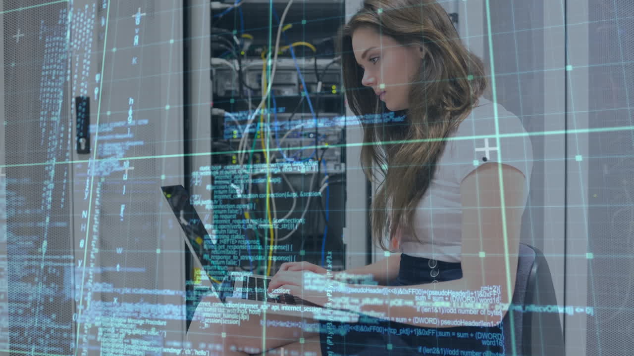 animación del procesamiento de datos sobre una mujer caucásica enfocada usando una computadora portátil