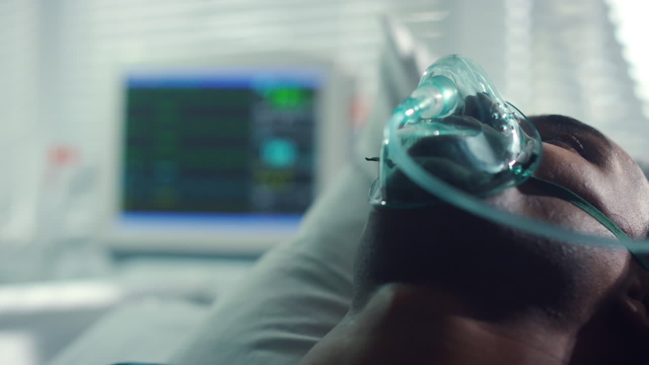 retrato de un paciente respirando una máscara de oxígeno en la sala. monitor de latidos cardíacos en la ventana.