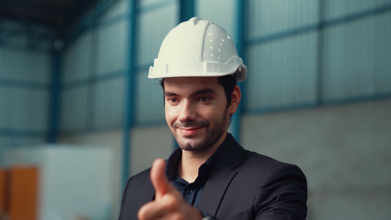 gerente de fábrica que utiliza una tableta en el almacén o la fábrica