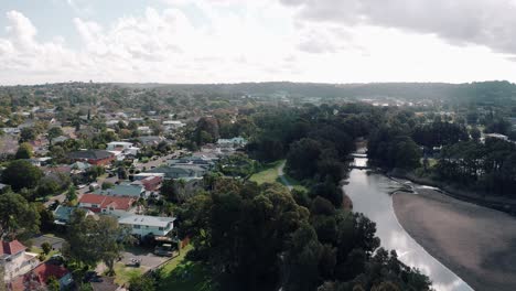 Luftaufnahme-Des-Vorstadtgebiets-In-Der-Nähe-Von-Adam-Street-Reserve-Und-Curl-Curl-Lagune-In-New-South-Wales-Im-Sommer