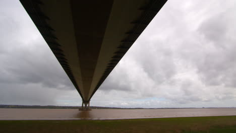 panorámico de derecha a izquierda, mirando hacia arriba bajo el puente humber y deteniéndose en el medio en la orilla sur
