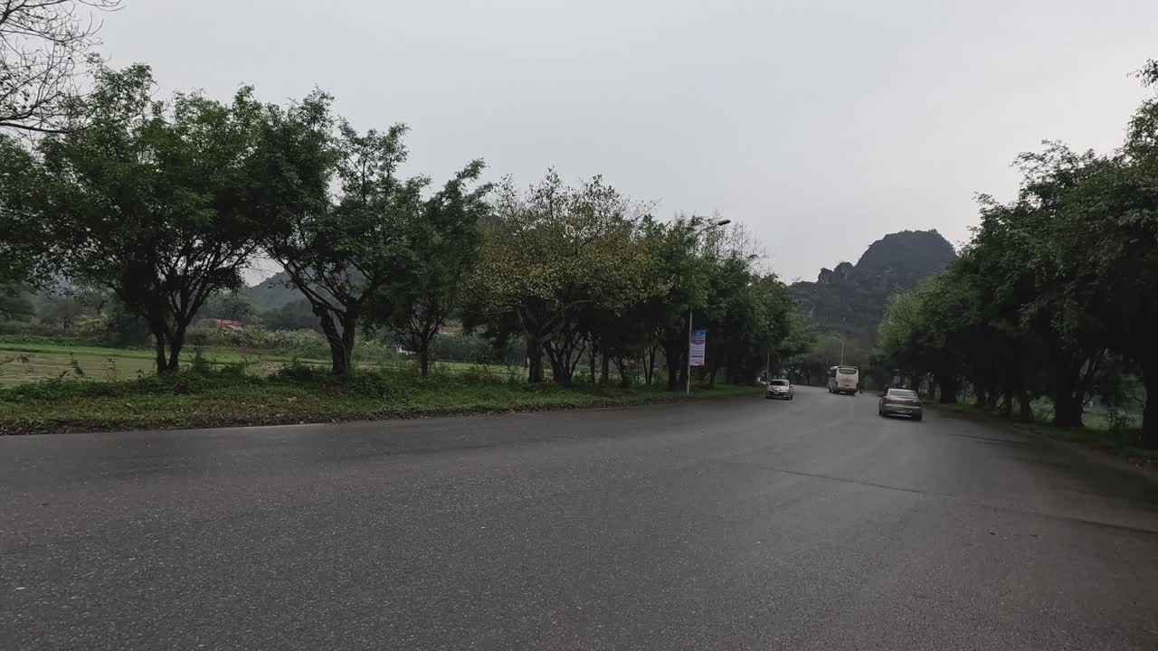 차량은 경치 좋은 시골 도로를 따라 이동합니다.