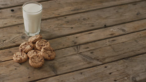 video de galletas con chocolate y leche sobre fondo de madera