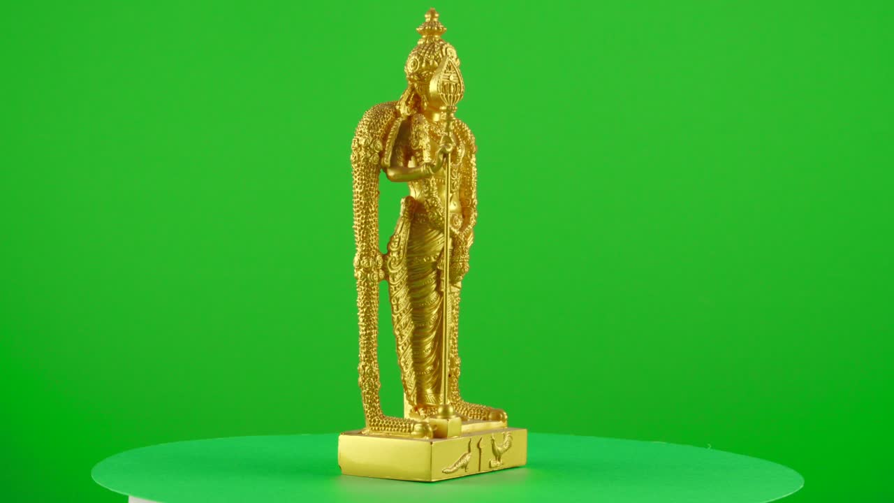 Lord Murugan Thaipusam Gold Batu Caves Malesia Kuala Lumpur intialainen tamili miniatyyripatsas vihreällä taustalla, chroma key -taustan korvaus, esine pyörivällä alustalla 3D-pyörityssilmukassa.