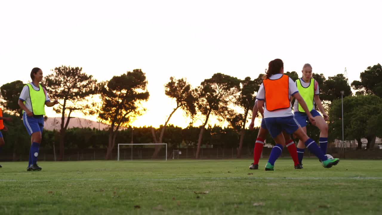 jugadoras de fútbol que pasan la pelota mientras juegan en diferentes equipos. 4k