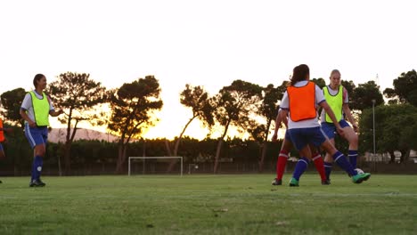 Jugadoras-De-Fútbol-Pasando-El-Balón-Mientras-Juegan-En-Diferentes-Equipos.-4k