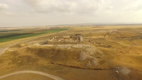 ruinas super antiguas en la cima de una colina en el desierto