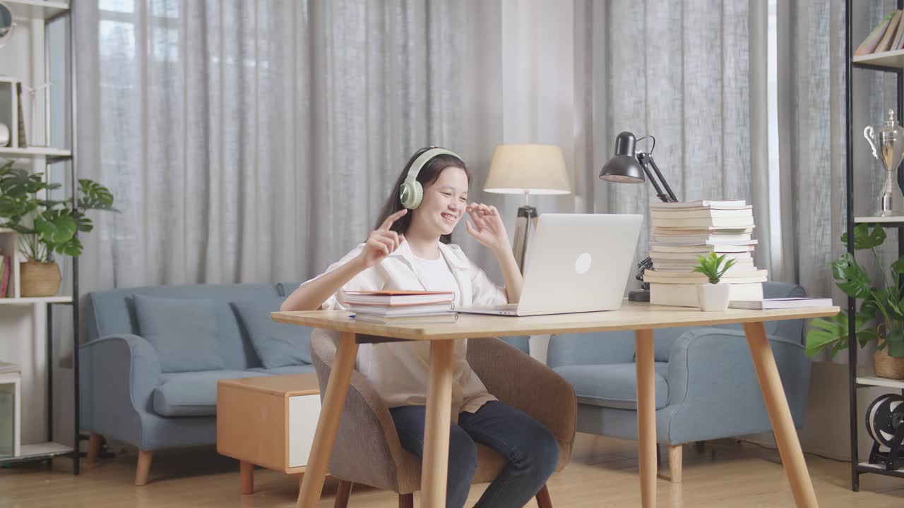 온라인 수업을 즐기는 행복한 소녀