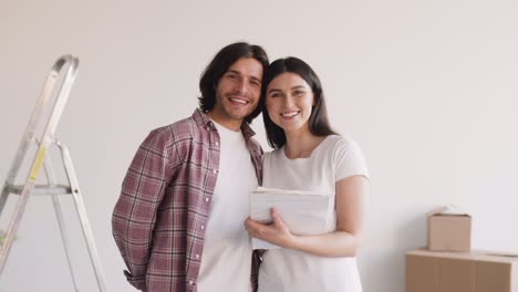 una pareja feliz mudándose.