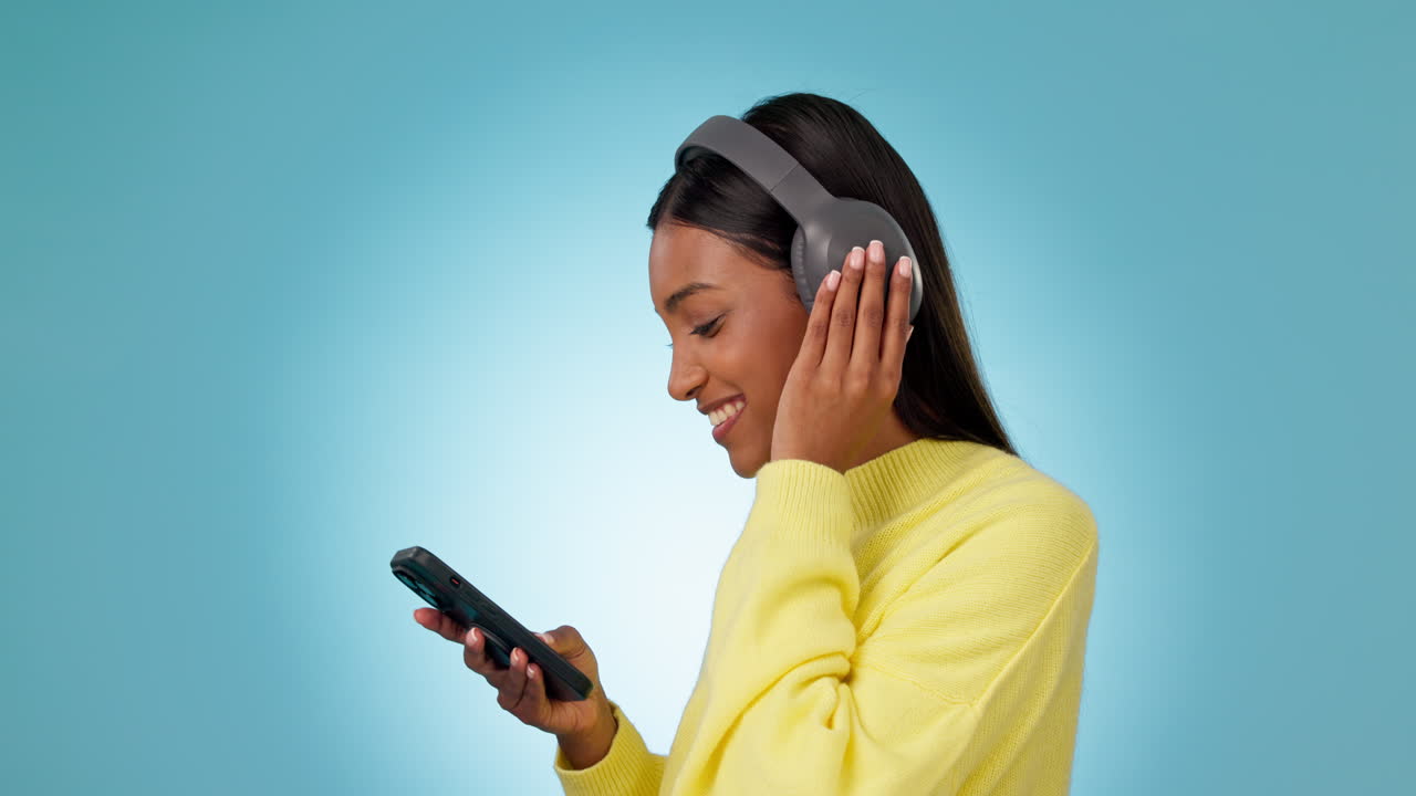 Ballo, cuffie e donna felice con telefono