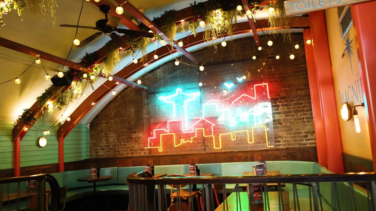 아한 레스토랑에서 다채로운 네온 불빛