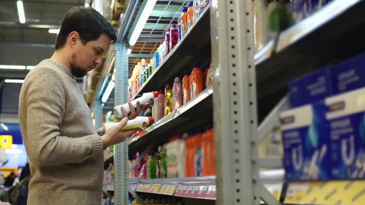 슈퍼마켓 에서 청소 용품 을 구입 하는 사람