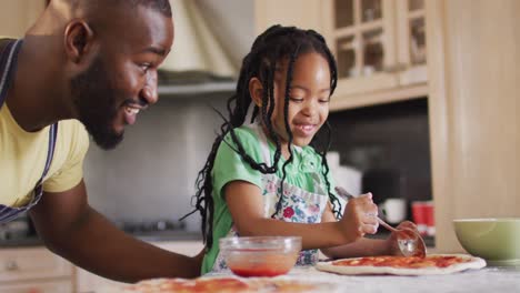 Glücklicher-Afroamerikanischer-Vater-Und-Tochter-Backen-Und-Bereiten-Pizza-In-Der-Küche-Zu