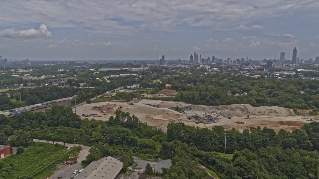 atlanta georgia antena v625 toma panorámica derecha del bosque, el horizonte y el movimiento de tierra de arena en el parque del embalse del lado oeste - dji inspire 2, x7, 6k - julio de 2020