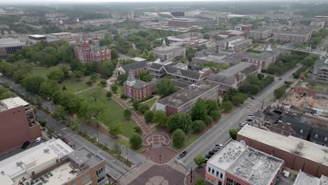 Auburn,-Horizonte-Del-Centro-De-Alabama-Con-Video-De-Drones-Moviéndose-Hacia-Abajo