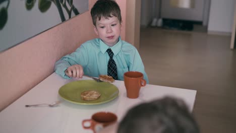 stedicam children have breakfast before they go to school