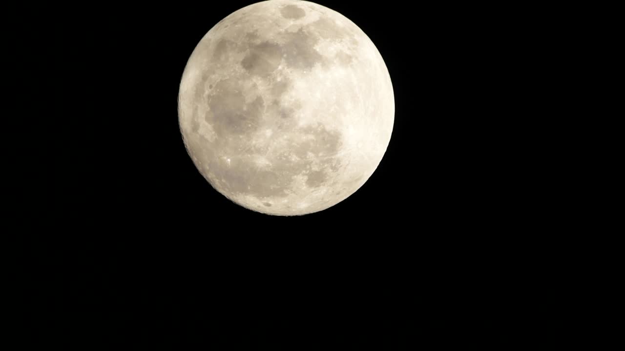 Lua Cheia em céu escuro