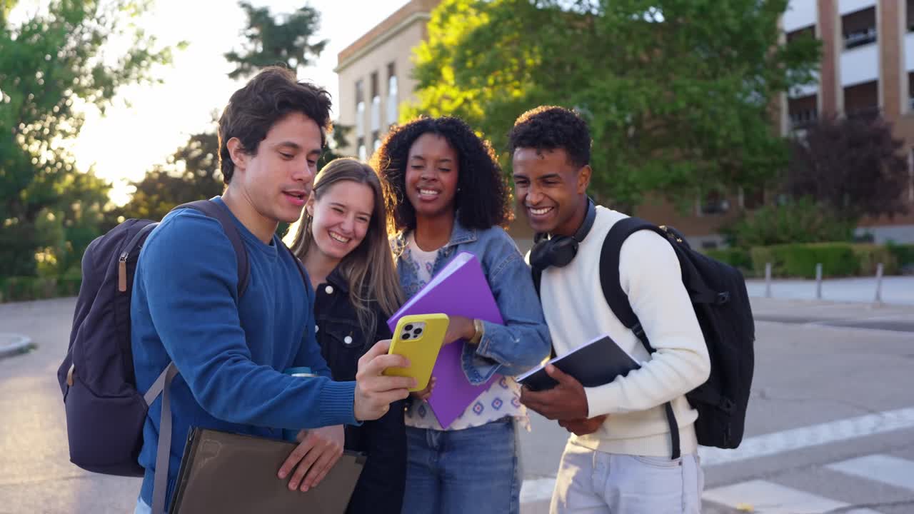 Grupo de estudiantes sonrientes en el campus universitario