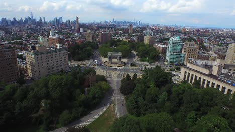 Wunderschöne-Luftaufnahme-Des-Grand-Army-Plaza,-Der-über-Den-Prospect-Park-Mit-Der-Skyline-Von-New-York-Zurückfliegt,-4K